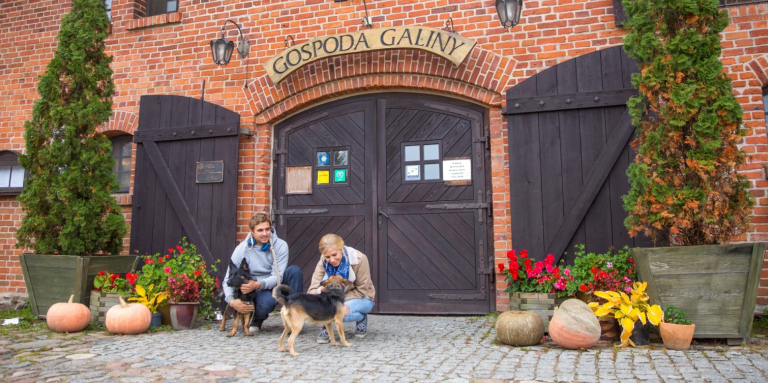 pałac folwark noclegi apartamenty pokoje wypoczynek na Mazurach Polska