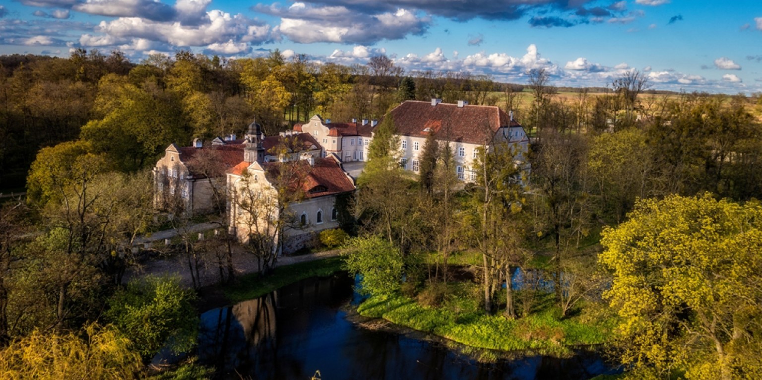 pałac folwark noclegi apartamenty pokoje wypoczynek na Mazurach Polska