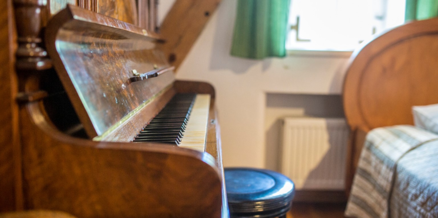 pałac folwark noclegi apartamenty pokoje wypoczynek na Mazurach Polska